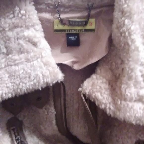 Beautiful jacket - Picture 3 of 4